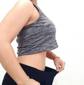 Mujer mostrando lo que ha adelgazado