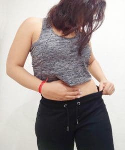 Mujer comprobando si ha perdido peso