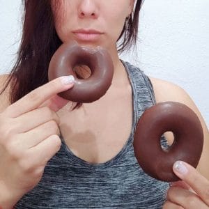 Mujer sufriendo por los antojos de dulce