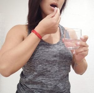 Mujer tomando una pastilla
